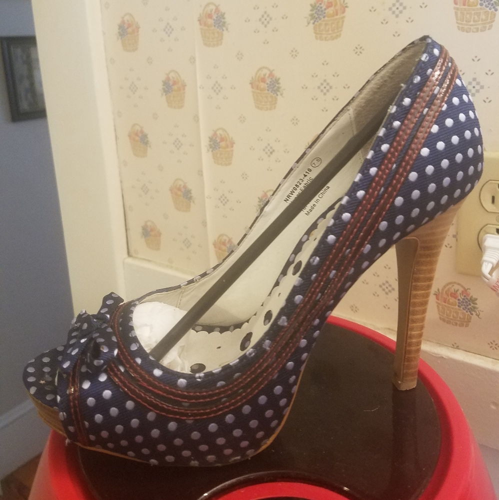 Peeptoe Pump
